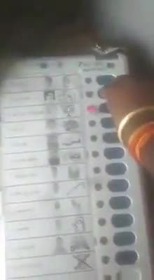 कहाँ हैं वो जो कहते हैं EVM में गड़बडी नहीं हो सकती 

#BANEVM #EVM_हटाओ_लोकतंत्र_बचाओ