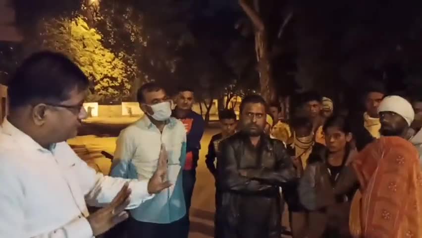 डबरा एसडीएम प्रदीप शर्मा ने मीडिया को।कवरेज करने से रोका जब उनसे सवाल किया तो गोलमोल जवाब देने लगे SDM
#मीडिया #डबरा