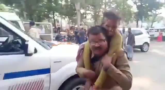 पुलिस पर #उंगली_उठाने_वाले ये भी #देखें।
जबलपुर मध्यप्रदेश #पुलिस_कर्मी ने #पीठ पर
रख कर #पहुँचाया_हॉस्पिटल।
