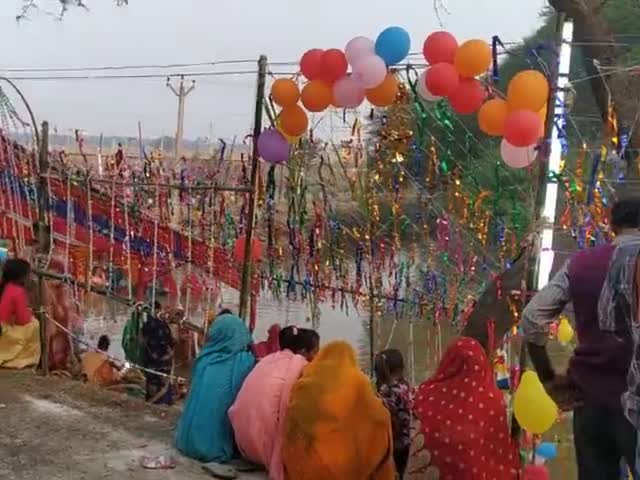 अलीनगर: #अलीनगर पंचायत के #पिरहौली गाँव में हो रहा #छठ महापर्व की पहली साझ की अरघ﻿@