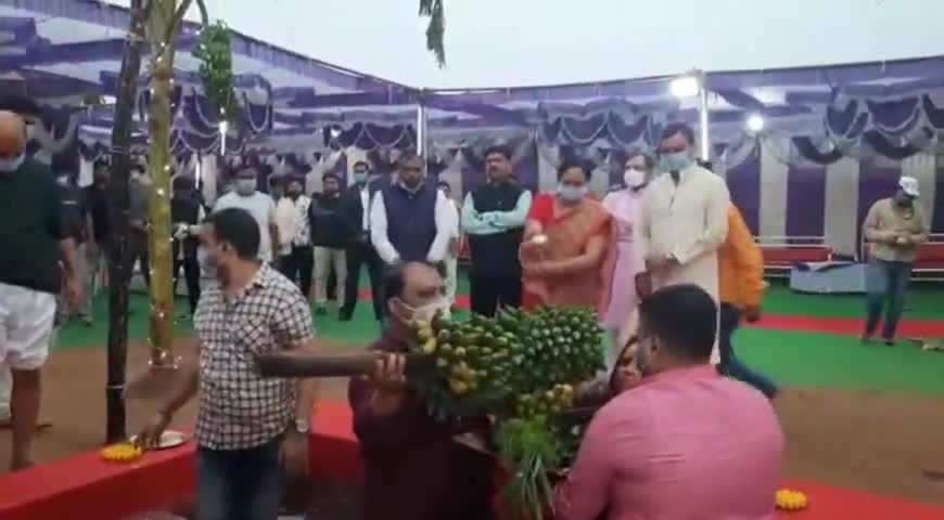 गढ़वा: शहर के कल्याणपुर स्थित मंत्री के आवास पर छठ पूजा पर मंत्री मिथलेश ठाकुर ने दिया संध्या का अर्घ्य#मंत्री#अर्घ्य