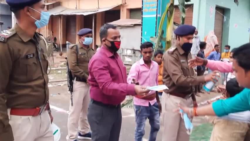 पकरीबरावां: पकरीबरावां के पत्रकारों ने बड़ी तालाब छठ घाट पर किया मास्क का वितरण #जागरूकता_अभियान
