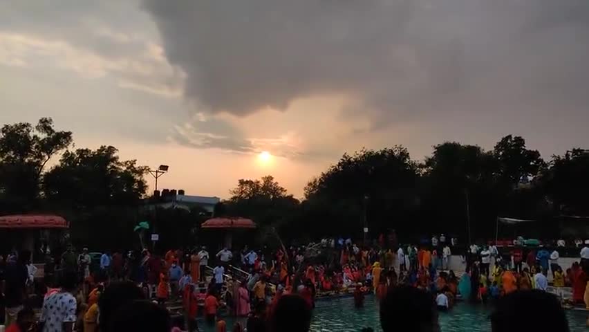 गोलमुरी-सह-जुगसलाई: सूर्यमंदिर छठ घाट में कमिटी व प्रशासन की कोशिशों के बाद भी लोग नियमो का उलंघन करते दिखे। #chath #jamshedpur #jmmb #jsr