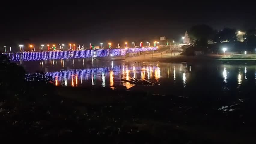 जौनपुर: jaunpur me chath puja ki puri tayari rat me chamakta jaunpur ka dono pull#india #jaunpur #chathpuja ﻿#himanshuseth