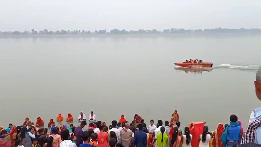 #संध्या अर्घ्य के बेला में गश्त करती बिहार  पुलिस। बहुत ही सराहनीय काम।