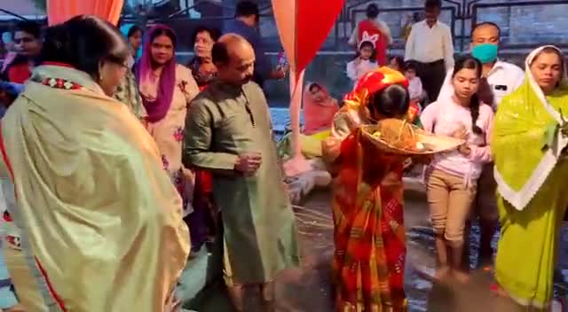 गोरखपुर: छठ पर्व को मनाते हुए सूरजकुंड डी ब्लॉक शिव शक्ति पार्क के प्रांगण मे निवासी,#संतोष गोयल,रीता गोयल,संजीव गोयल अनीता गोयल।