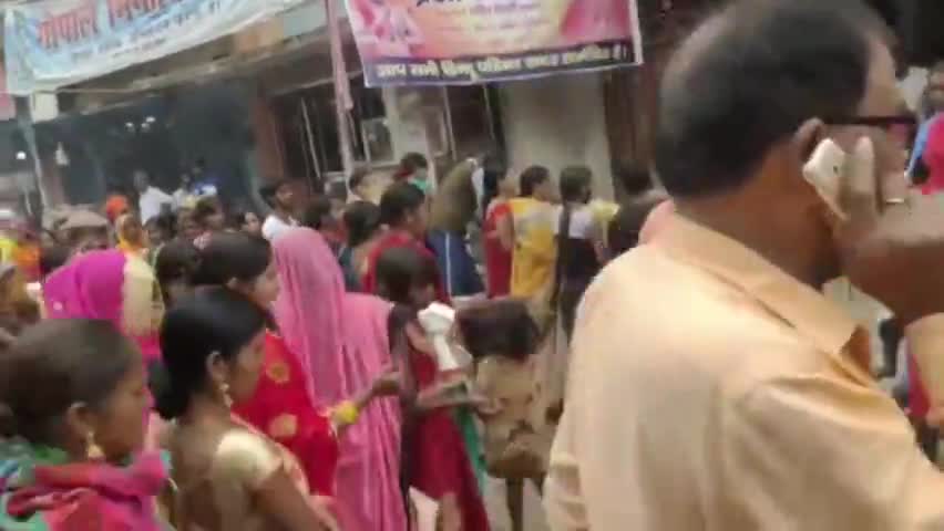 डेहरी: पूर्व विधायक प्रदीप कुमार जोशी ने हमेशा की तरह छठ के प्रसाद का वितरण किया
#chath