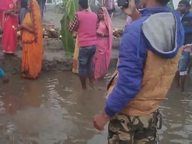 मुरलीगंज: #Pankaj#_कुमार #छठ #छठ 
छठ घाट पर सभी दोस्त