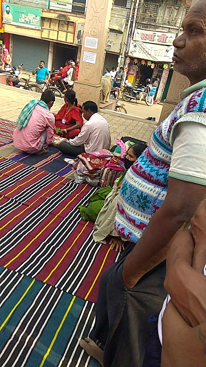 गोड्डा: मानव सेवा आश्रम पथरगामा गोड्डा ने गरीबो को मदद की गोड्डा काली मंदिर में﻿ #गोड्डा #MunnaGodda