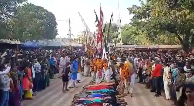 #अंधविश्वास।
छत्तीसगढ़ #पुत्र_प्राप्ति के लिए अंधविश्वास 
मंदिर में #महिलाओं के #ऊपर से निकलते हैं 
पुजारी।