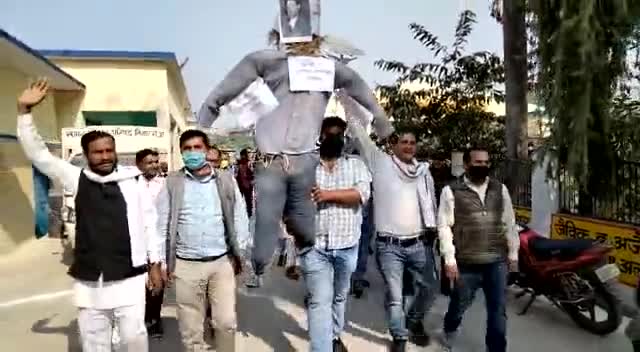 देहरादून: विभिन्न मांगों को लेकर सितारगंज अपर जिलाधिकारी का पालिका में पुतला फूंका गया।#TeamIndiaTV
#UdhamSinghNagar