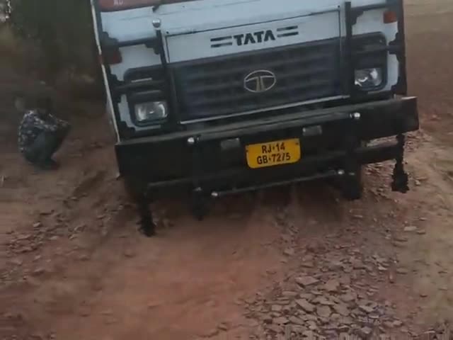 डीग: गाँव नरायना काटता में बन रहे स्वागत गेट पर एक ट्रक के फसने से हो रही ह जाम की परेशानी#highways #traffic