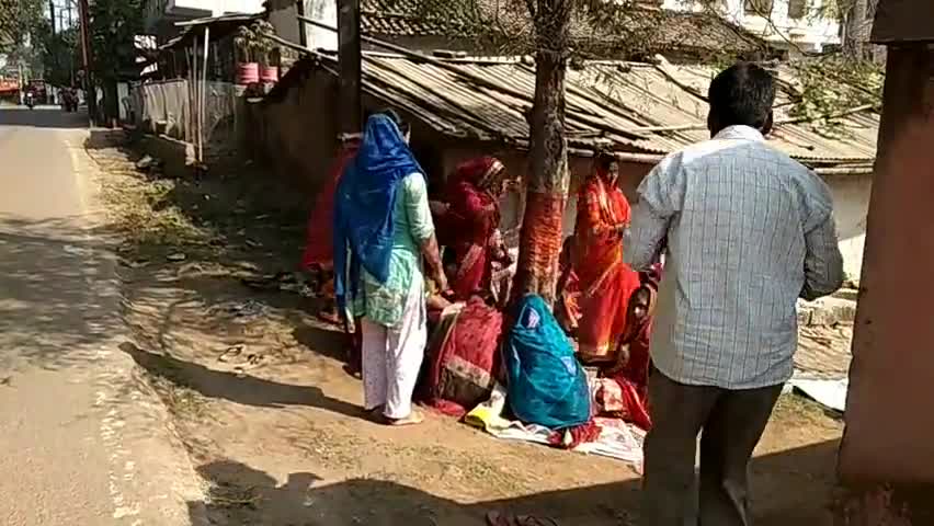 गोड्डा: ठाकुरबाड़ी में महिलाओं ने परिवार की सुख, शांति व समृद्धि के लिए भगवान विष्णु से मांगा वरदान #अक्षय_नवमी