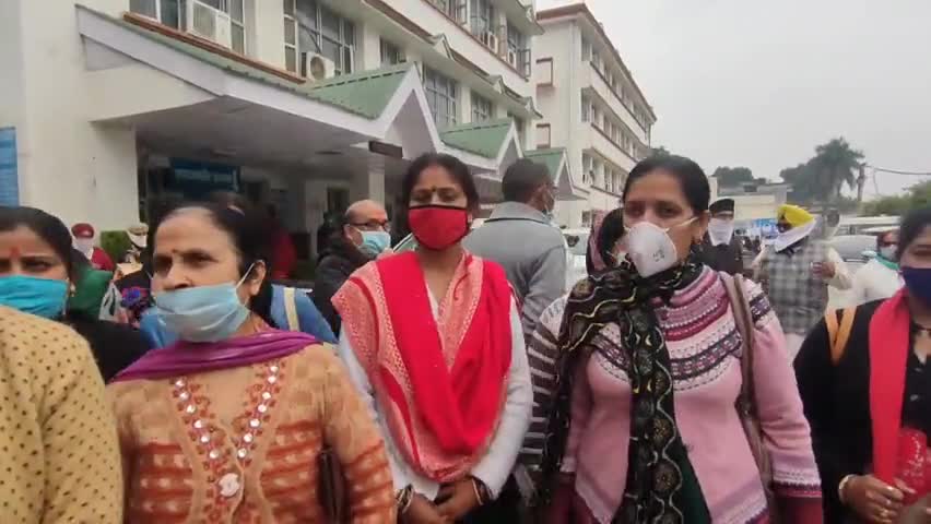 पांवटा साहिब: कोरोना के खतरे को लेकर फ्रंट लाइन पर काम कर रही आशा वर्कर ने पांवटा में प्रदेश के मुखिया से लगाई गुहार #cmhimachal