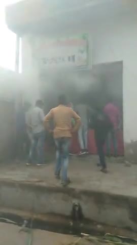 छिबरामऊ: aaj sakrawa ke main market Tahir Ali mobile shop mein lagi aag Aag lagne se hajaro Ka nukshan#haleem ﻿#vivekdixit921