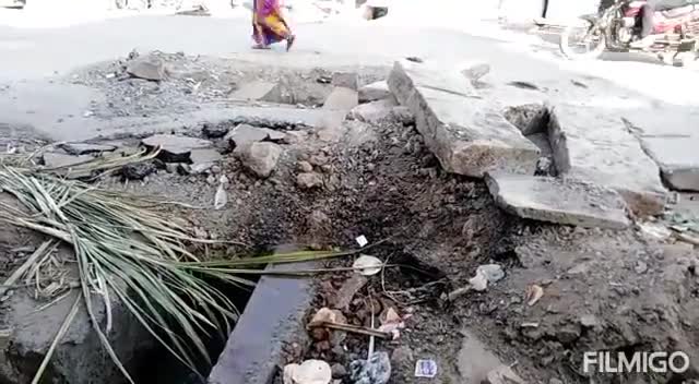 बुजुर्ग रोड शुक्ला डेयरी के पास नगर पालिका ने अधूरा नाला निर्माण कार्य छोड़ा, आए दिन हो रही दुर्घटनाएं #जनसमस्याएं