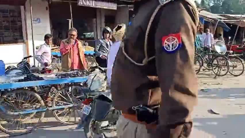 इकौना: इकौना बाईपास पर उप निरीक्षक ने यातायात नियमों का उल्लंघन करने वालों का किया ई चालान #चेकिंग_अभियान