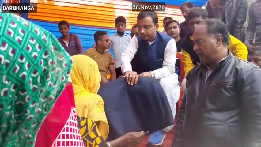 दरभंगा: सामाजिक कार्यकर्ता अफसर खान ने पूरे पंचायत में बांटा कंबल #Sakri #Afsarkhan #Darbhanga #Bihar #Nitishkumar