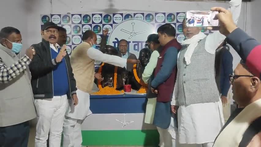 #RLSP# पटना ,प्रदेश कार्यालय
        महात्मा ज्योतिबा राव फुले जी की पुण्य तिथि के अवसर पे भावभीनी श्रद्धांजलि अर्पित