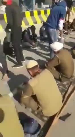 #अखण्ड_भारत का इससे बड़ा #उदाहरण
कहाँ मिलेगा।
दिनभर पुलिस की #लाठी_खाई।
#शाम_को_खिलाया_खाना।