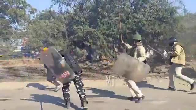 ये जख्म किसान पे नहीं,
पूरे भारत पे हुआ है ! 
#जयजवानजयकिसान