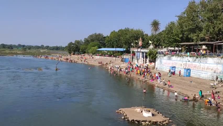 मंडला: नर्मदा रपटा घाट में पुण्य स्नान के लिए उमड़े श्रद्धालु, सुबह से शाम तक चलता रहा डूबकी का दौर #कार्तिक_पूर्णिमा