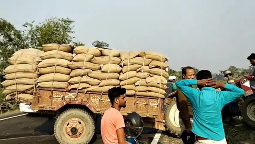 दगौरा: फटकी चौक के समीप ओवरलोड सरकारी चावल लदा ट्रैक्टर असंतुलित होकर डिवाइडर पर चढ़ा, बाल-बाल बचे चालक #ओवरलोडिंग