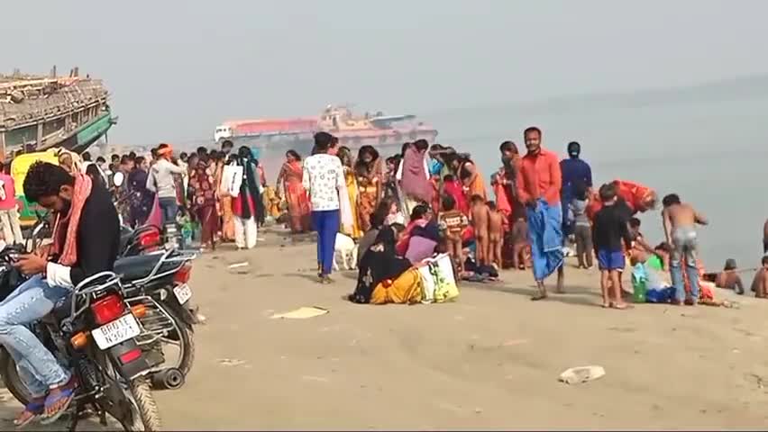 #कार्तिक पूर्णिमा पर आज मां गंगा जी के घाटों पर गंगा स्नान के लिए श्रद्धालुओ की भीड़ उमड़ पड़ी है।