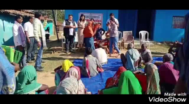 अंबिकापुर: लखनपुर नगर पंचायत के पूर्वअध्यक्ष राजेश अग्रवाल व परिवार के सदस्यो ने उदयपुर क्षेत्र ग्रामीणो को निशुल्क#कमल वितरित किया