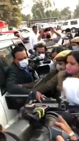 किसानों के प्रदर्शन में शामिल होने पहुंची शाहीन बाग वाली दादी... दिल्ली पुलिस ने भेजा वापस

#किसान_आंदोलन #ShaheenBagh