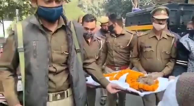 मोदी जी ने ‘#मन_की_बात’ में जिस #कुत्ते का किया था #जिक्र उसकी मेरठ में #हुई_मौत
यूपी पुलिस ने नम आंखों से #दी_विदाई।