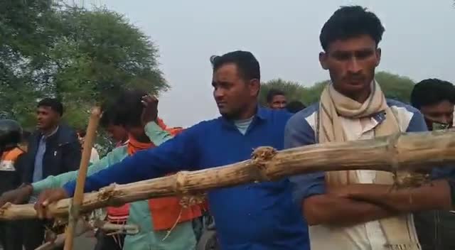 गुरारू: #guraru के रफीगंज मार्ग पर ददपा में रोड जाम जमीन विवाद में दो गांव भिड़े ﻿#khekda ﻿#dadpa