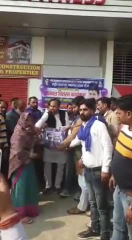 मेरठ: #आसपा_पार्टी के राष्ट्रीय अध्यक्ष #चन्द्रशेखर_आज़ाद जी के जन्मदिन के मौके पर ज़िला कार्यालय पर बदर अली जी ने कंबल वितरण।