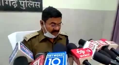 कोल: अलीगढ़ पुलिश 5 लुटेरों को किया गिरफ्तार l
डकैती मे 1लाख 62 हजार बरामद l
#aligarh #up #अलीगढ़ #UP