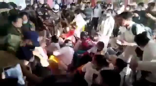 #कोरोना #योद्धाओं की इतनी बेरहमी से पिटाई सिर्फ़ इसलिए क्योंकि वे अपने #हक़ की #नौकरी के लिए #धरना दे रहे थे! निंदनीय