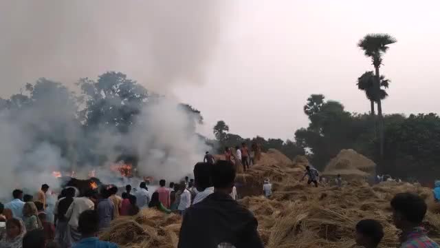 भगलपुर: शाहकुंड के खैैैरा गांव में धान के खलियान में लगी आग से 50 बीघा फसल #जला।