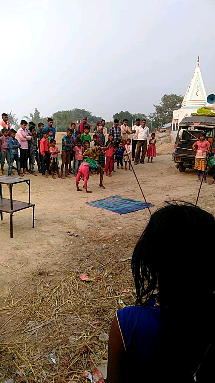 रामगढ़: #मोहनियां थाना के ﻿#खझरा गांव में अपने कला का प्रदर्सन हुई लड़की।