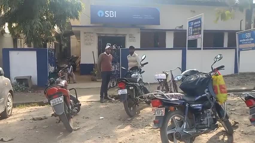 गढ़वा: शहर के बिसनपुर स्थित एसबीआई से पैसे निकालकर जा रही महिला के साथ हुई छिनतई, जांच में जुटी पुलिस #छिनतई