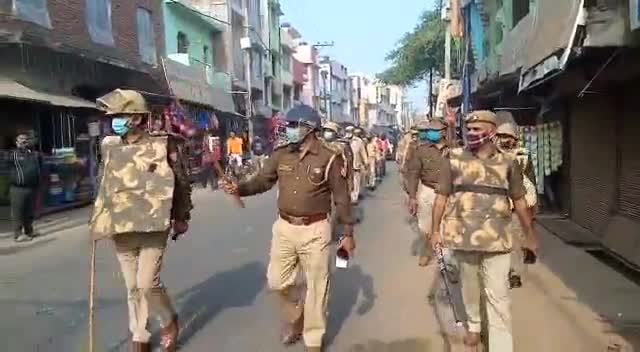 फर्रुखाबाद: #शौर्य दिवस पर #प्रशासन अलर्ट ,कस्बे मे किया गश्त