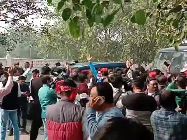 *लखनऊ- सपा राष्ट्रीय अध्यक्ष अखिलेश यादव को पुलिस ने किया रिहा।* #Publickipahal