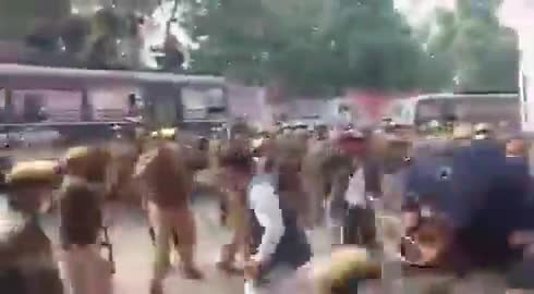 भारत बन्द की पूर्व संध्या पर लखनऊ में सपा कार्यकर्ताओं पर पुलिस ने लाठी चार्ज का ट्रायल किया 
#bharat_band #farmers