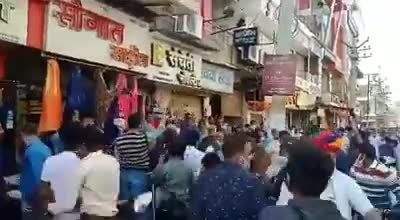 #भीलवाड़ा मे #दुकानें बंद कराने आये फ़र्जी #किसानों को #दुकानदारों ने #दुत्कार कर भगा दिया!!🤣🤣🤣