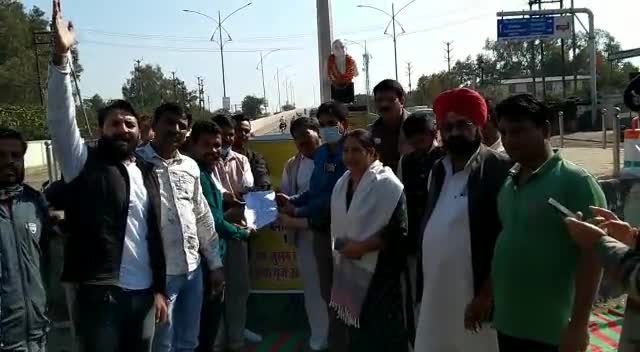 नींद कैसे आ गयी देश के हुक्मरानों को 
ज़िंदगी जब घरों में नहीं सड़कों पे चली आयी। 

#जय_जवान_जय_किसान 
#किसान_एकता