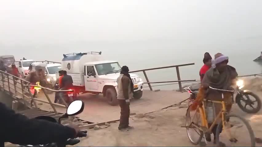 #कच्ची दरगाह स्थित पीपा पुल का नजारा।