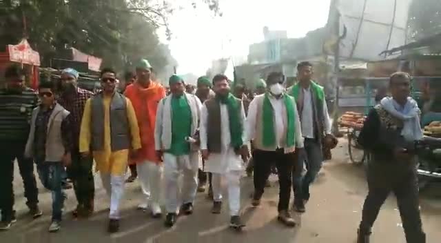 किसान आंदोलन को समर्थन  व कृषि बिल के विरोध में किसान नेताओ के साथ प्रदर्शन करते हुए #बाराबंकी #शिवसेना #पदाधिकारी 👍