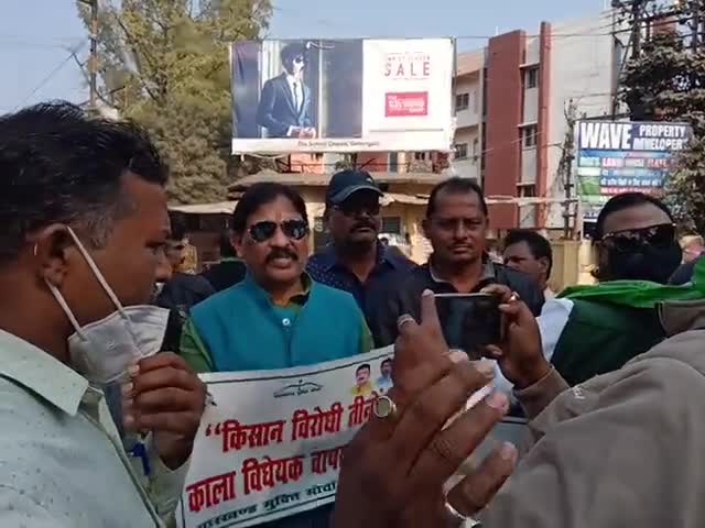 लगभग सभी विपक्षी पार्टियों का भारत बंद का समर्थन, सड़क पर उतरे लोग, बंद का मिला-जुला असर।
#india #bharat_band