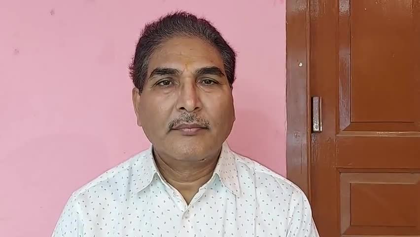हेड केवीके भोजपुर डॉक्टर द्विवेदी ने #गेहूं की फसल में विभिन्न अवस्थाओं में लगने वाले #खरपतवार  नियंत्रण की जानकारी दी।