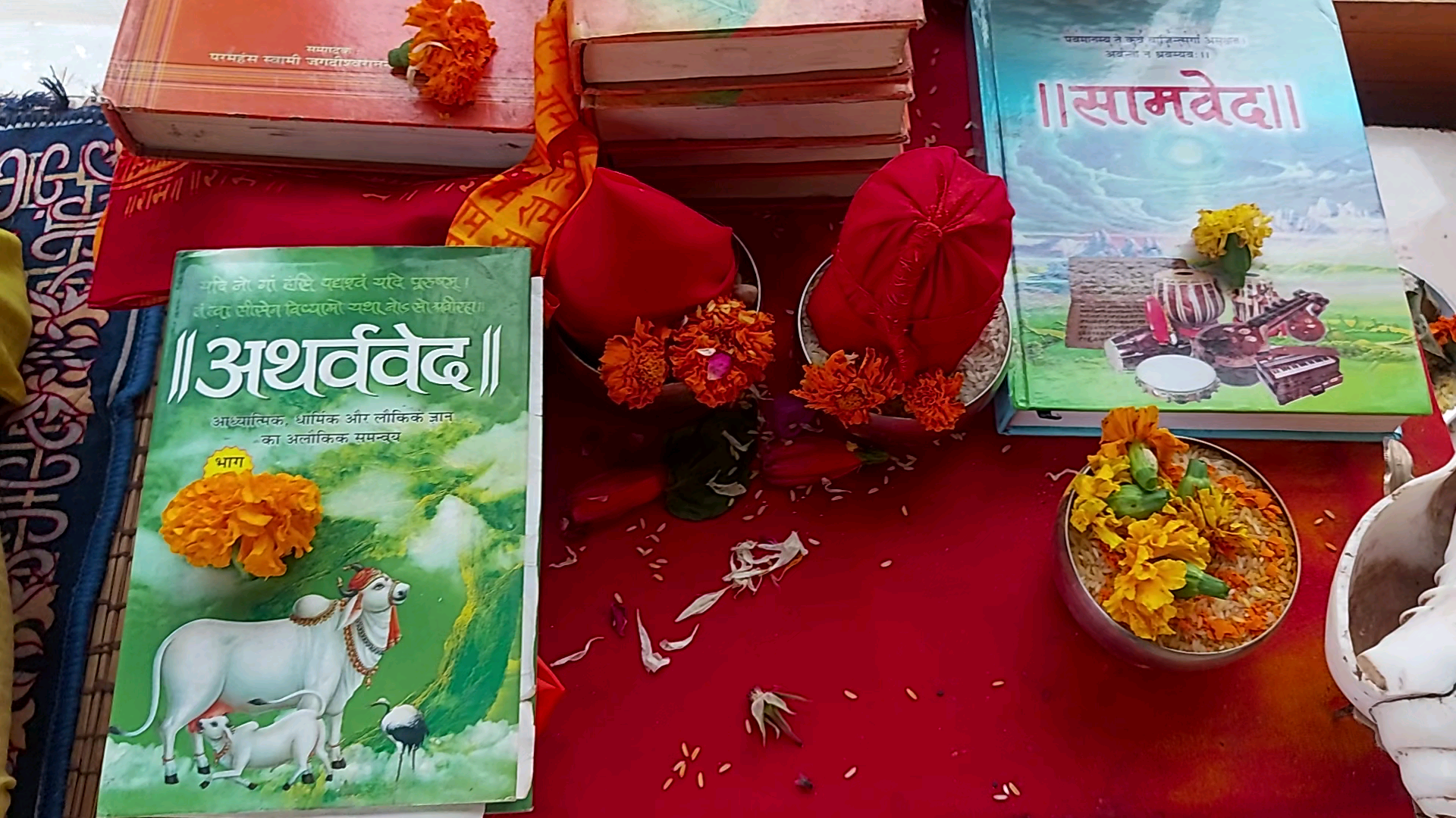 विश्व मे रह रहे सनातनियों के हितार्थ ४वेदों की प्राण प्रतिष्ठित पूजा कर 51दिवसीय #त्रैलोक्य_विजयश्री_महायज्ञ का श्रीगणेश