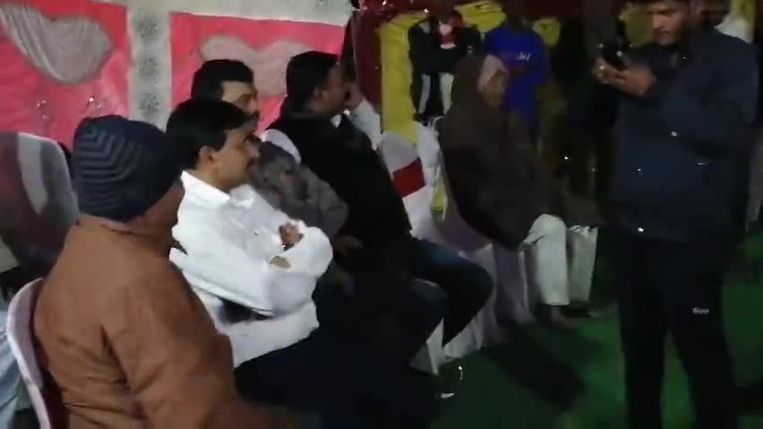 गुरुआ: #गुरुआ विधानसभा के #RJD नेता #विनय कुमार यादव जी ने गुरारू के दौलता गाँव मे एक शादी समारोह में पहुँचे ,Live Viral Video