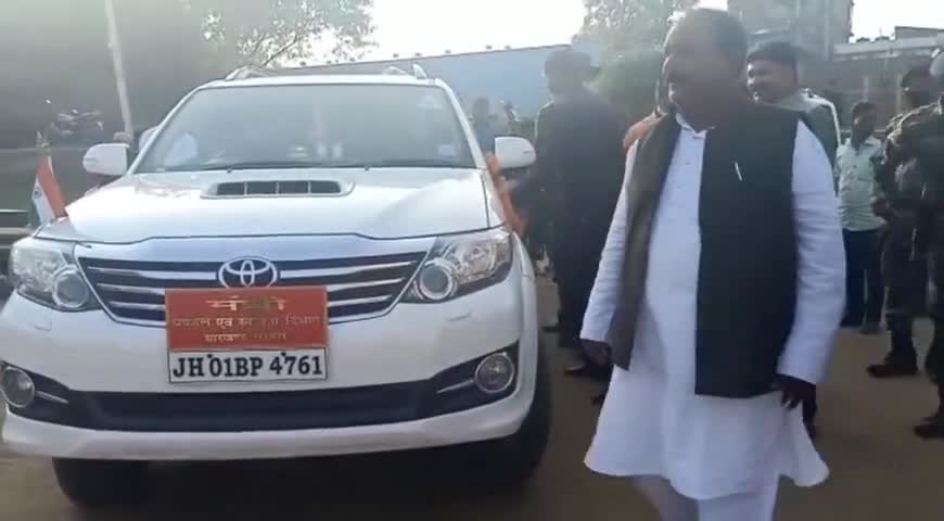 गढ़वा: गढ़वा नगर परिषद के वार्ड 9 लड़की हाई स्कूल के मैदान में मंत्री ने किया कम्बल वितरण#मंत्री#कम्बल#वितरण